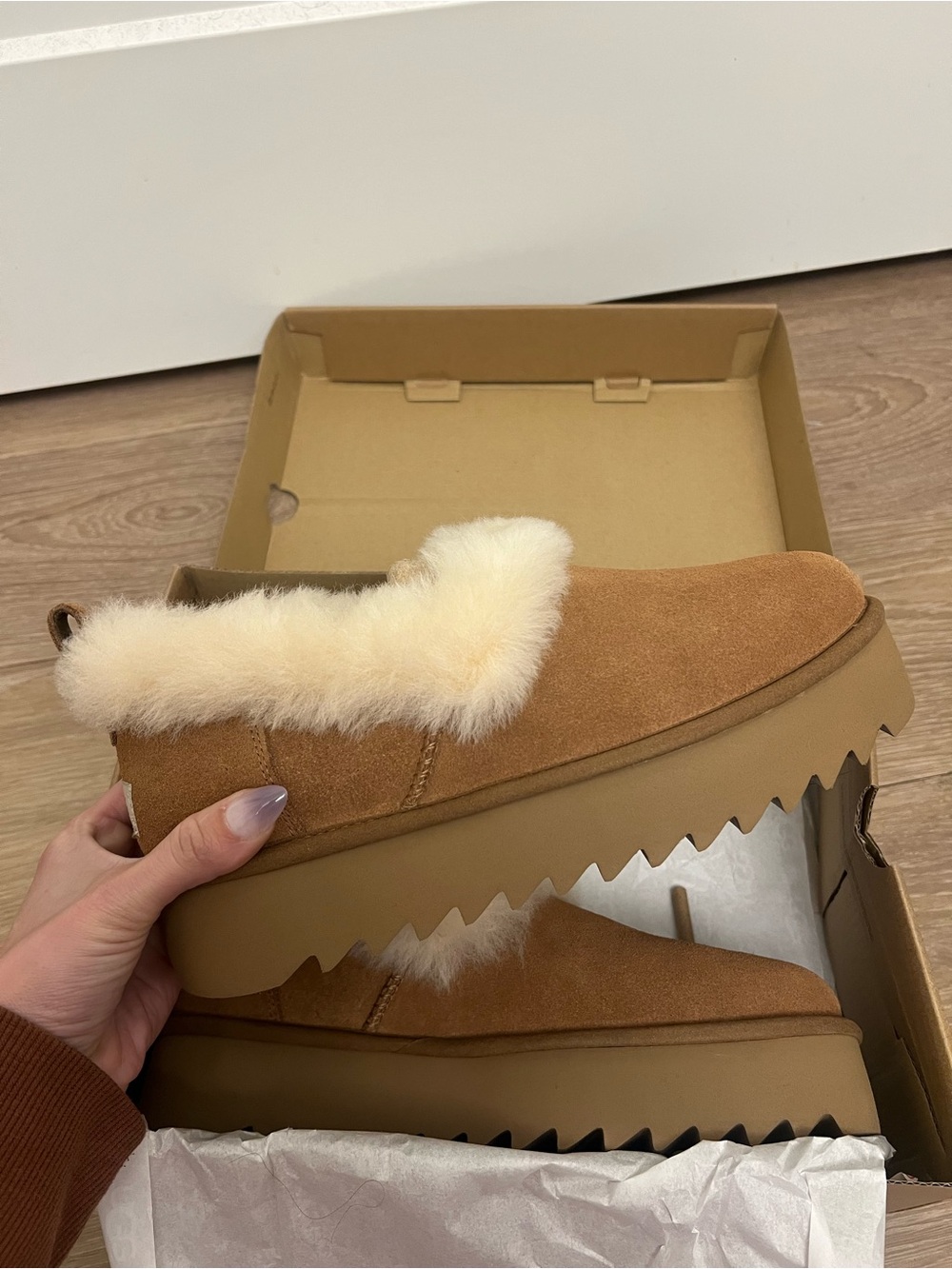 Chestnut UGG Nita Platform Slipper Boot Size 9 Slip On